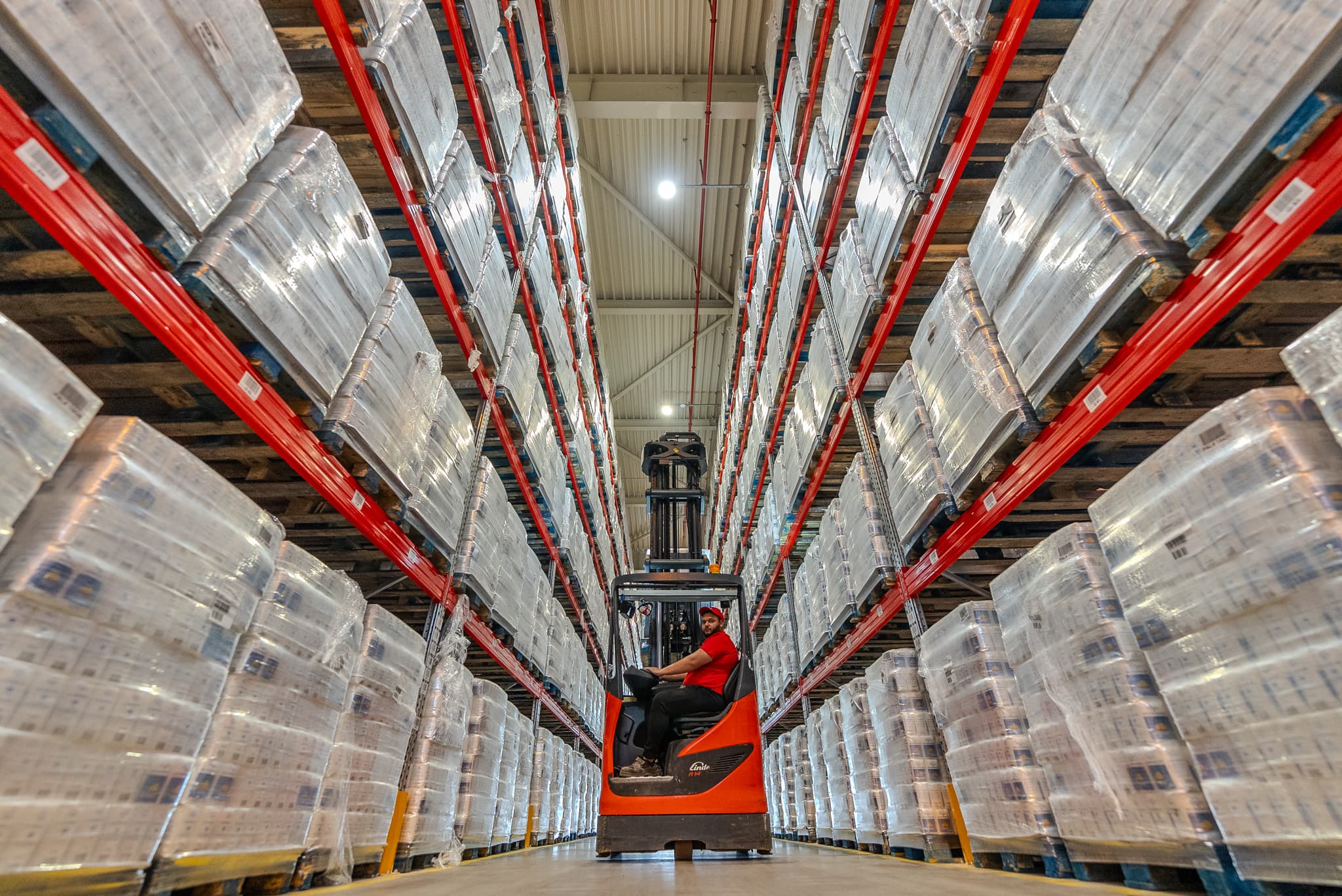 склад и мотокар